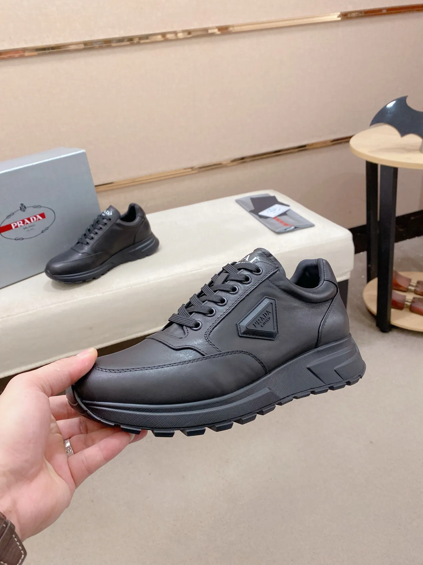 Factory price 560💰 ✔️✔️✔️High-quality new PRADA counters are on the market at the same time. The new men's shoes and 😘fabrics are selected from imported first-layer cowhide and are made with pure handcrafts. Lining: Full cowhide lining. 👍🏿 High-end ☄️ air-cushion molded anti-slip rubber outsole, exquisite lines, simple and elegant, comfortable and high-end for leisure travel. Code number: 38 to 44 (45 can be customized and cannot be returned or exchanged)